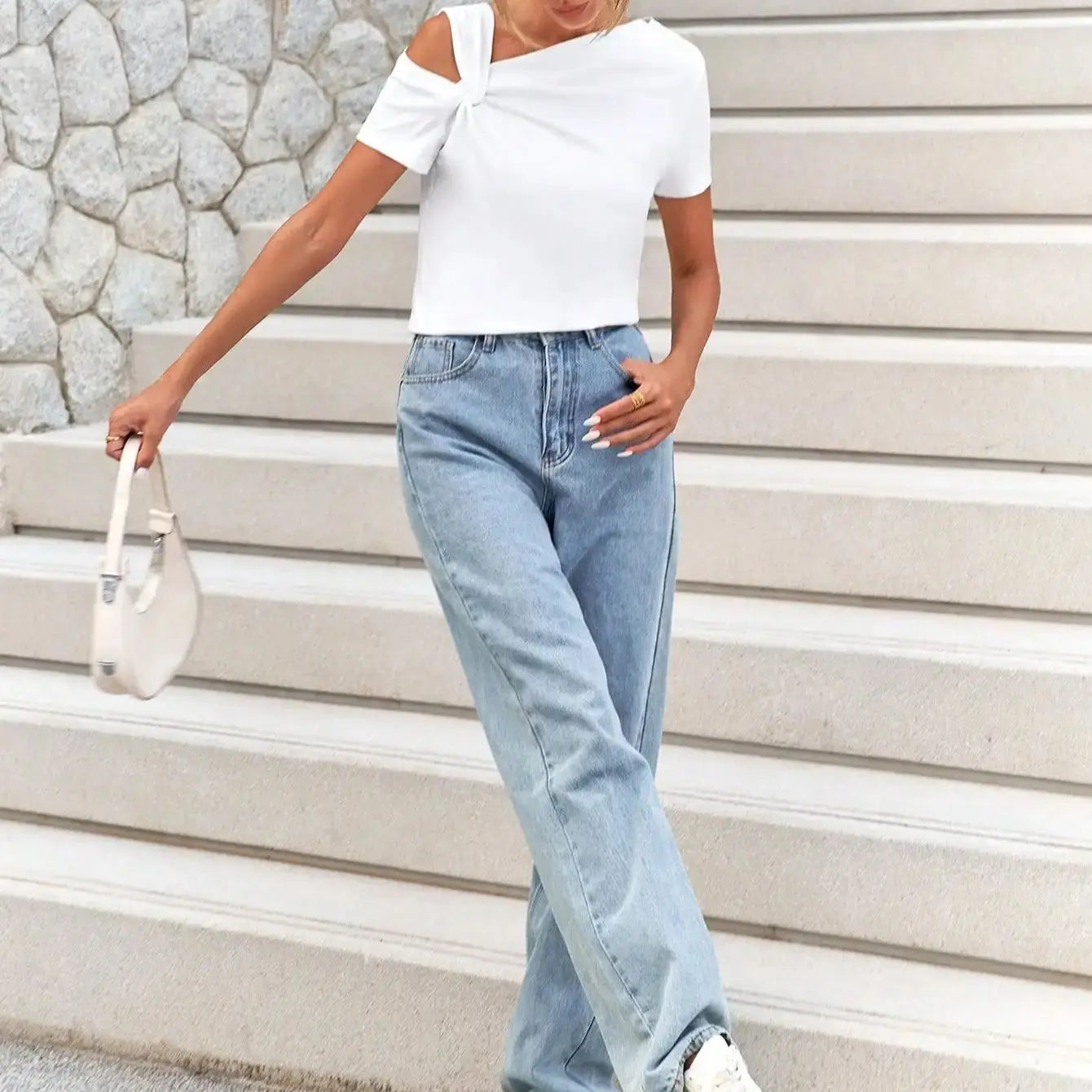 May חולצת טי קצרה עם כתף חשופה וקשר מעוצב