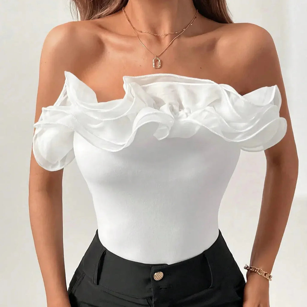 Faith טופ סטרפלס לבן עם שכבות בד מעוצבות