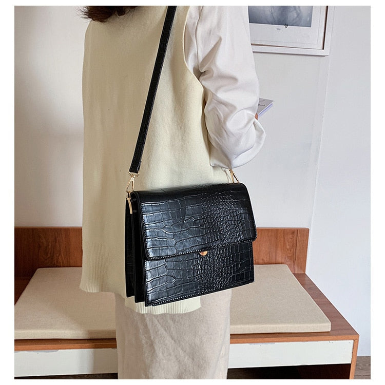 Adriel תיק צד דמוי עור מנוחש